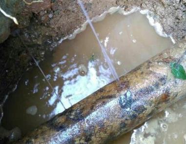 江州楼顶渗水维修公司分享下地暖漏水的原因及检测方法。